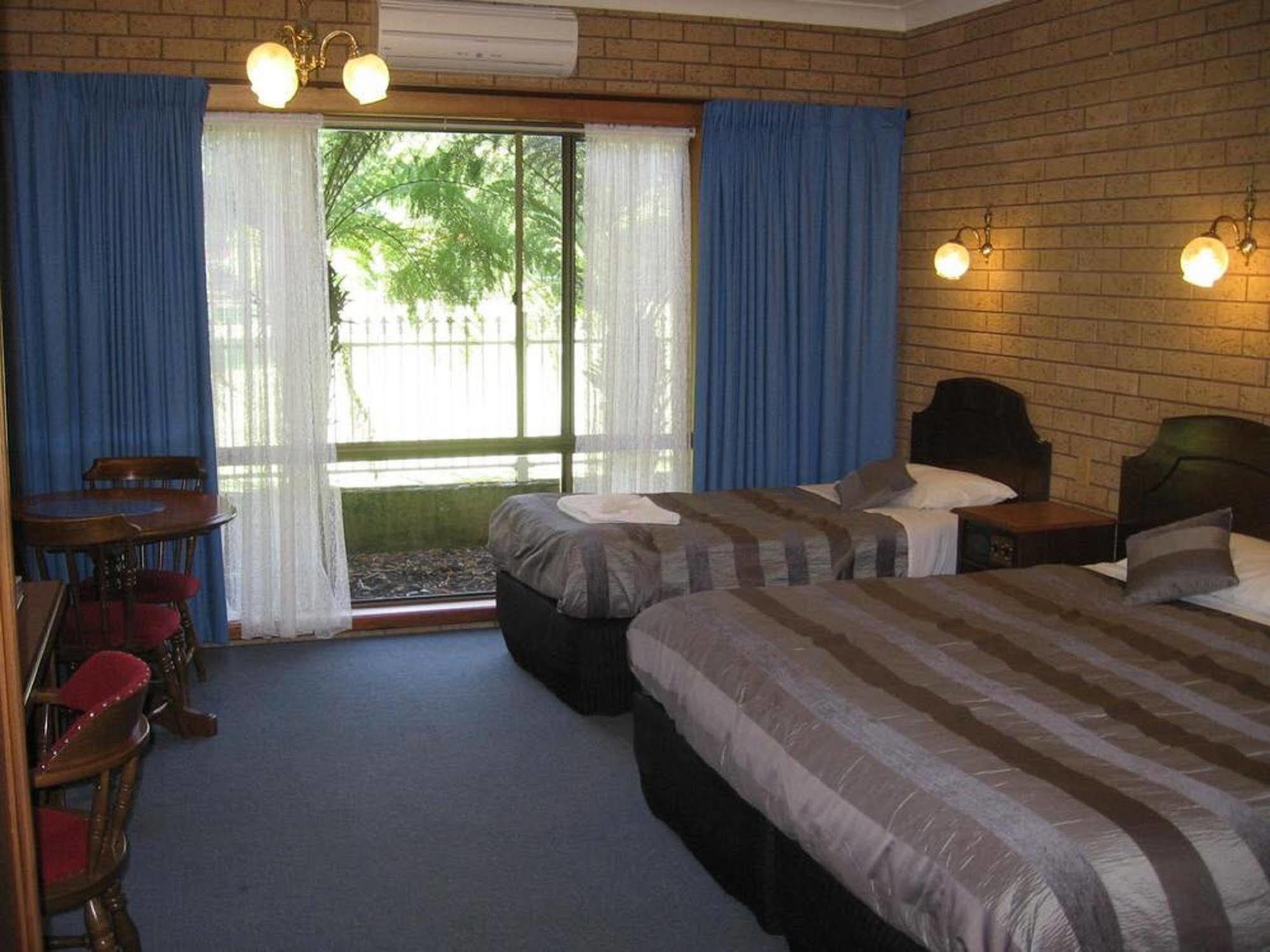 Barrass John Bright Motor Inn Экстерьер фото